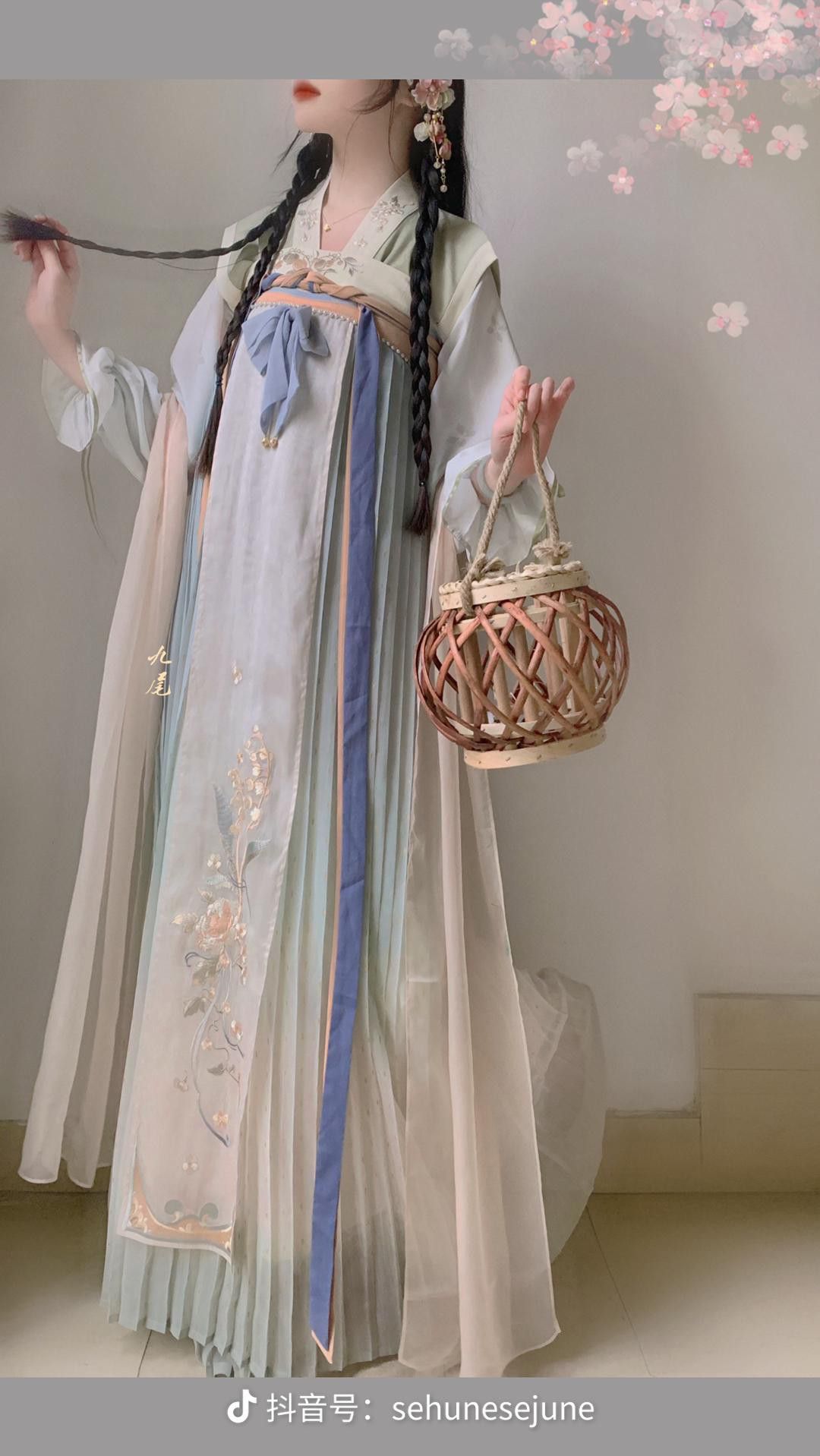 Traditional Elegance in Hangzhou:The Charm of Qipao-Style Dress and Blouses Traditional Elegance in Hangzhou:The Charm of Qipao-Style Dress and Blouses