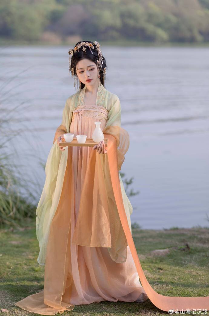 2023 New Fashion Trends in Cheongsam Overlays:The Art of Traditional Elegance with Modern Fusion 2023 New Fashion Trends in Cheongsam Overlays:The Art of Traditional Elegance with Modern Fusion