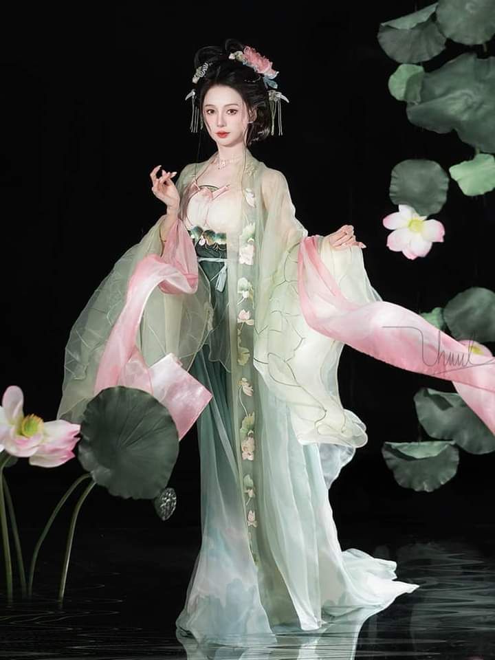 Styling Tips for Short and Curvier Women in Mid-Length Cheongsam Styling Tips for Short and Curvier Women in Mid-Length Cheongsam