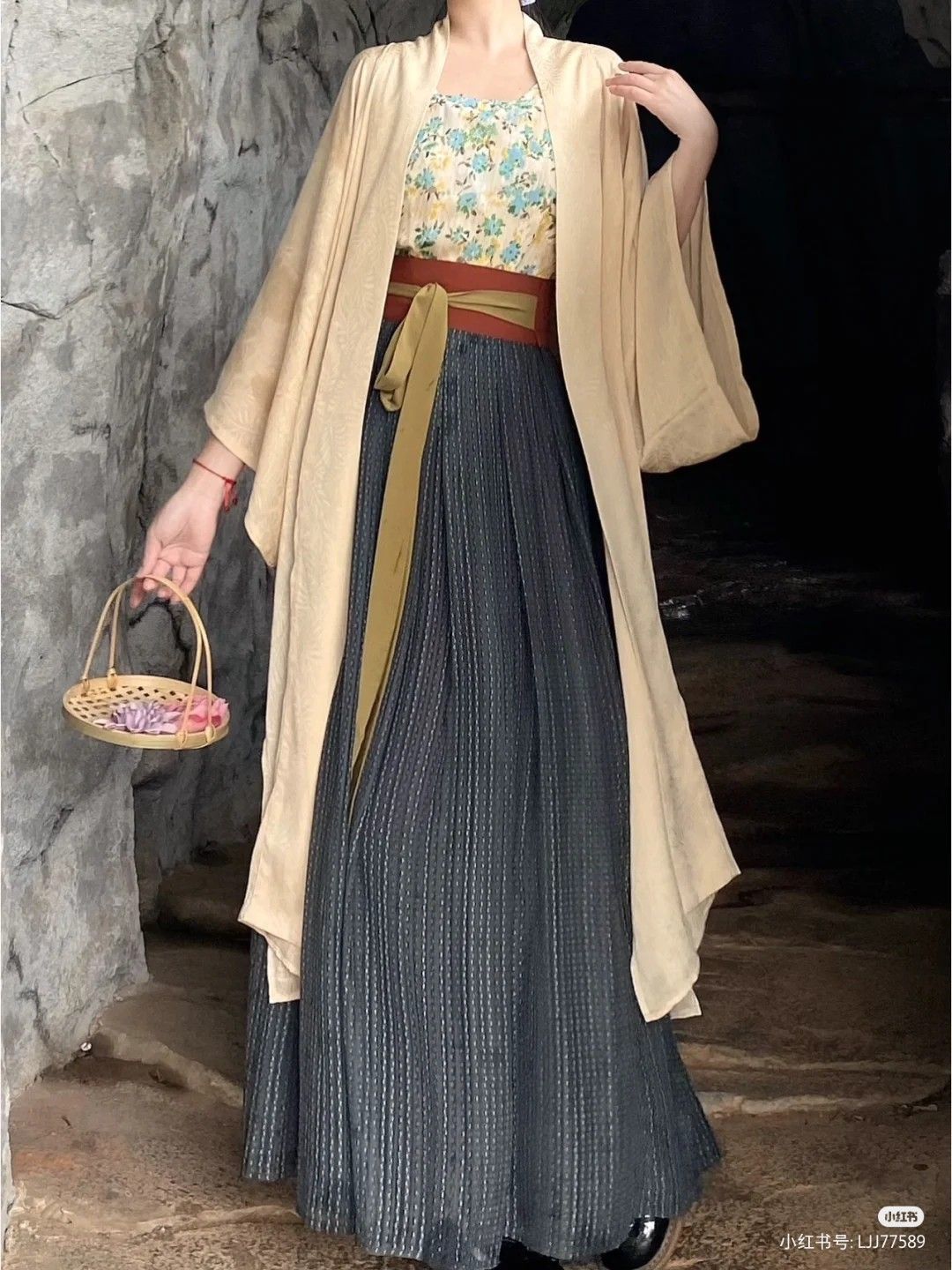 Blooming Splendor:The Original Hanfu Fashion of Huaxiangrong Blooming Splendor:The Original Hanfu Fashion of Huaxiangrong