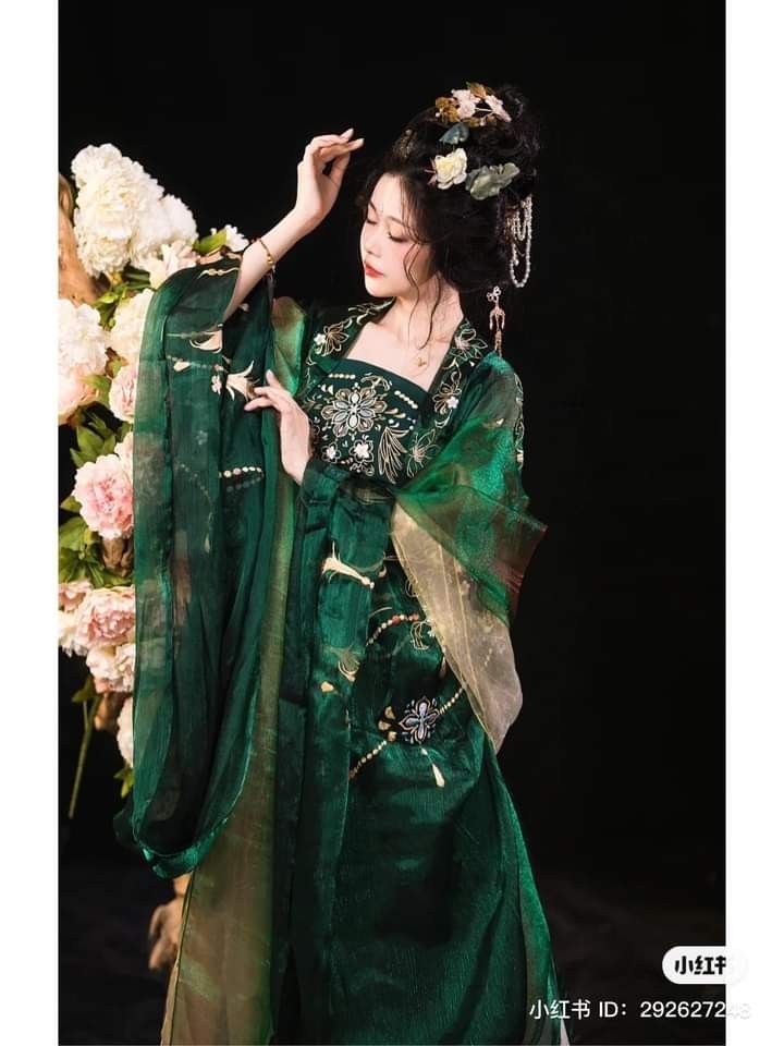 Elegant Women in Hanfu Sandals:The Evolution of Traditional Chinese Fashion Elegant Women in Hanfu Sandals:The Evolution of Traditional Chinese Fashion