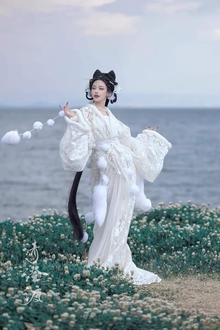 Embracing the New Sino-Style:The Perfect Pairing of Ma-Face Skirt and Modern Shoes Embracing the New Sino-Style:The Perfect Pairing of Ma-Face Skirt and Modern Shoes