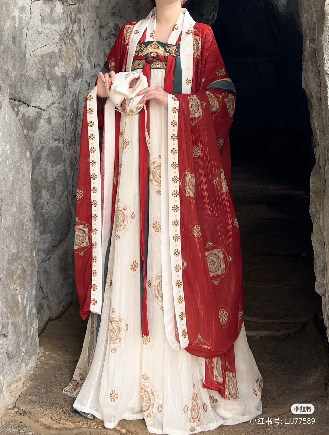 Little Girl in Traditional Tang Style Winter Outfits Little Girl in Traditional Tang Style Winter Outfits