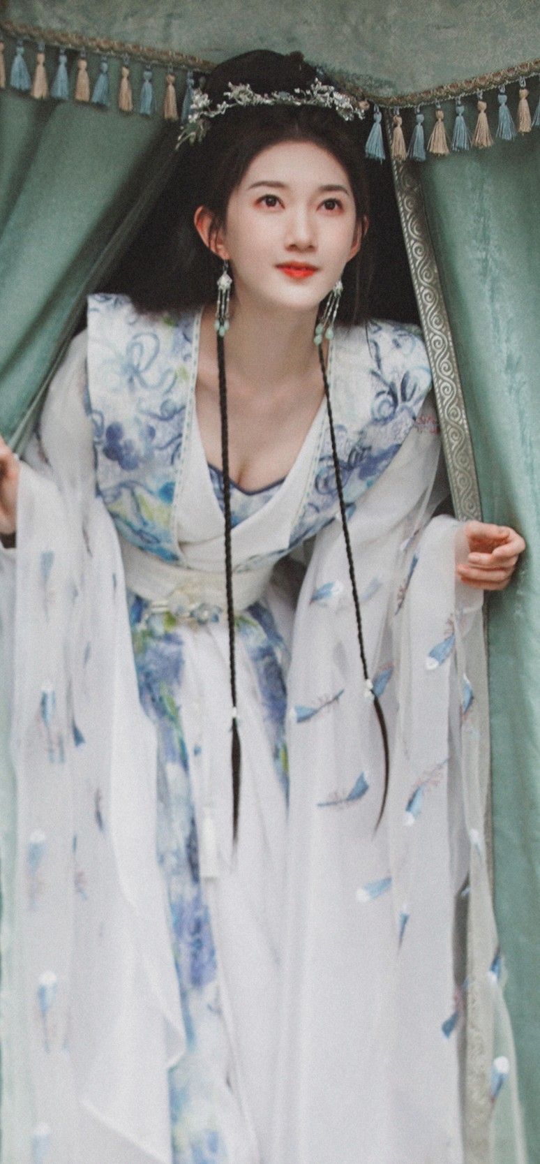 The Intricate Embroidery of Cheongsams Collar Fringes The Intricate Embroidery of Cheongsams Collar Fringes
