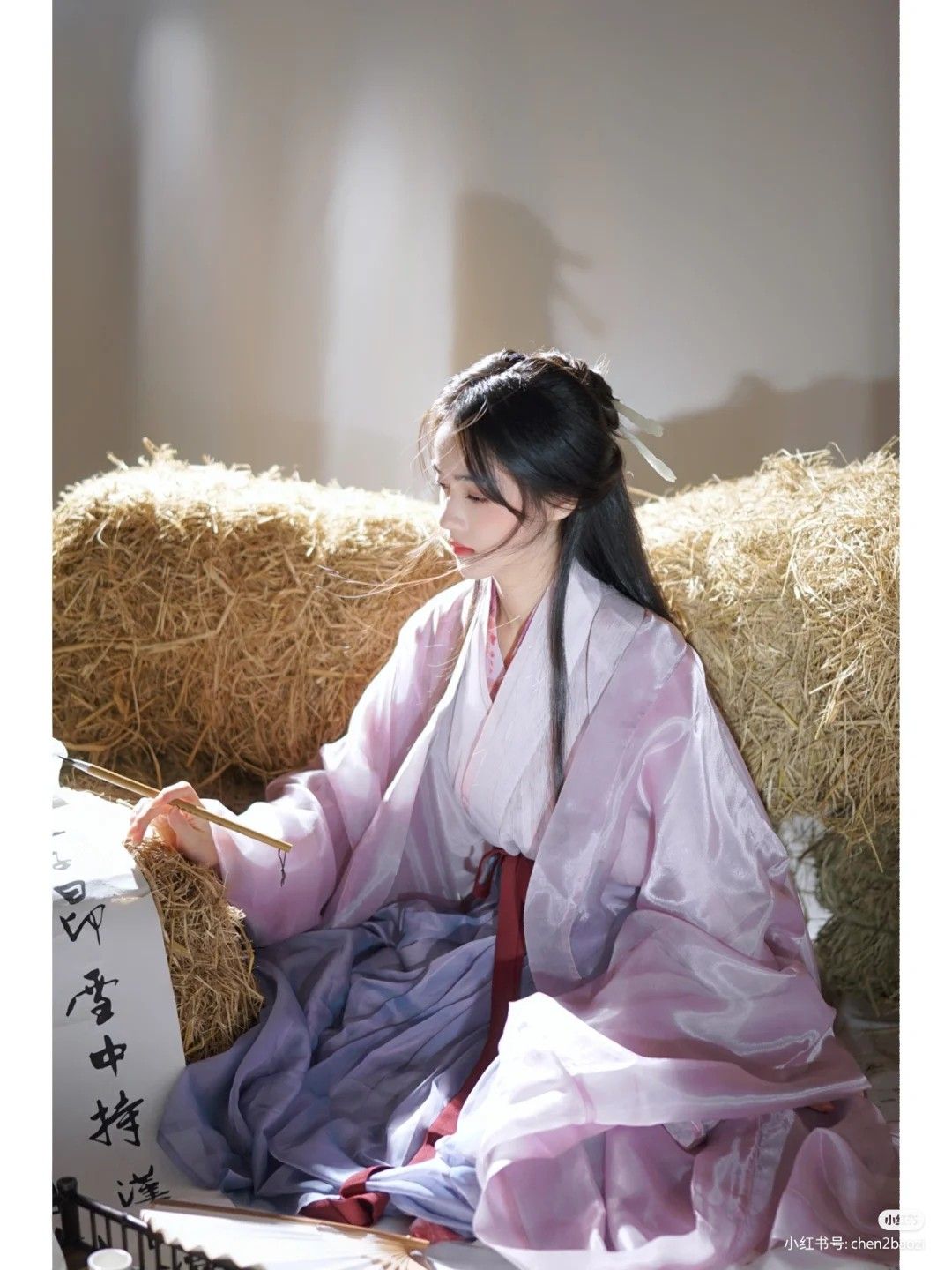 Celebrating the First Birthday of a Baby Girl in Traditional Hanfu Fashion Celebrating the First Birthday of a Baby Girl in Traditional Hanfu Fashion