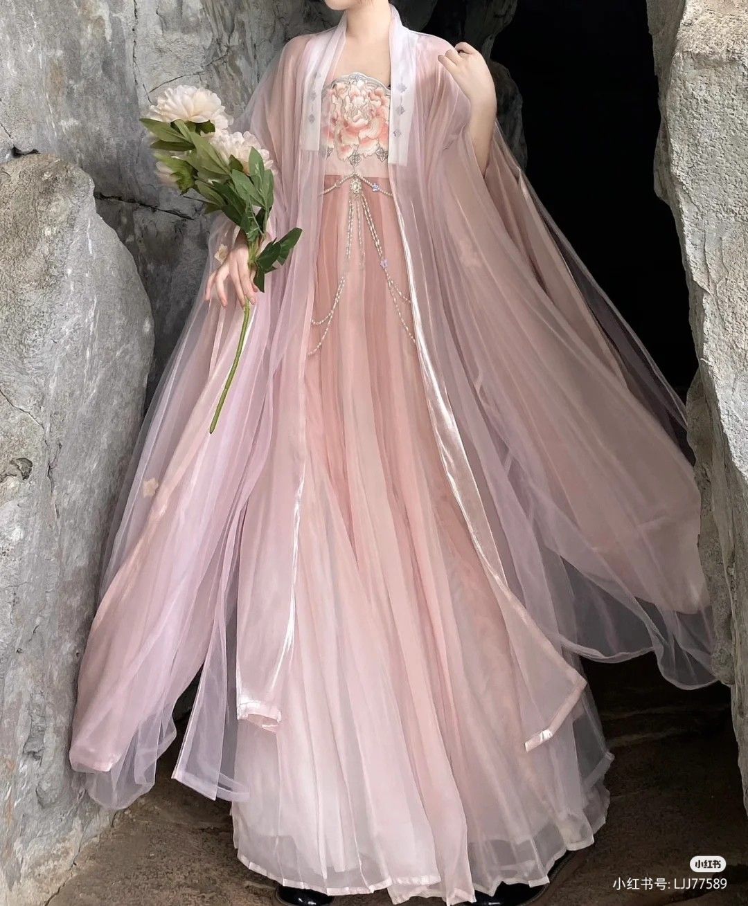 Vintage Cheongsam and Head Veil:A Blend of Traditional Elegance Vintage Cheongsam and Head Veil:A Blend of Traditional Elegance