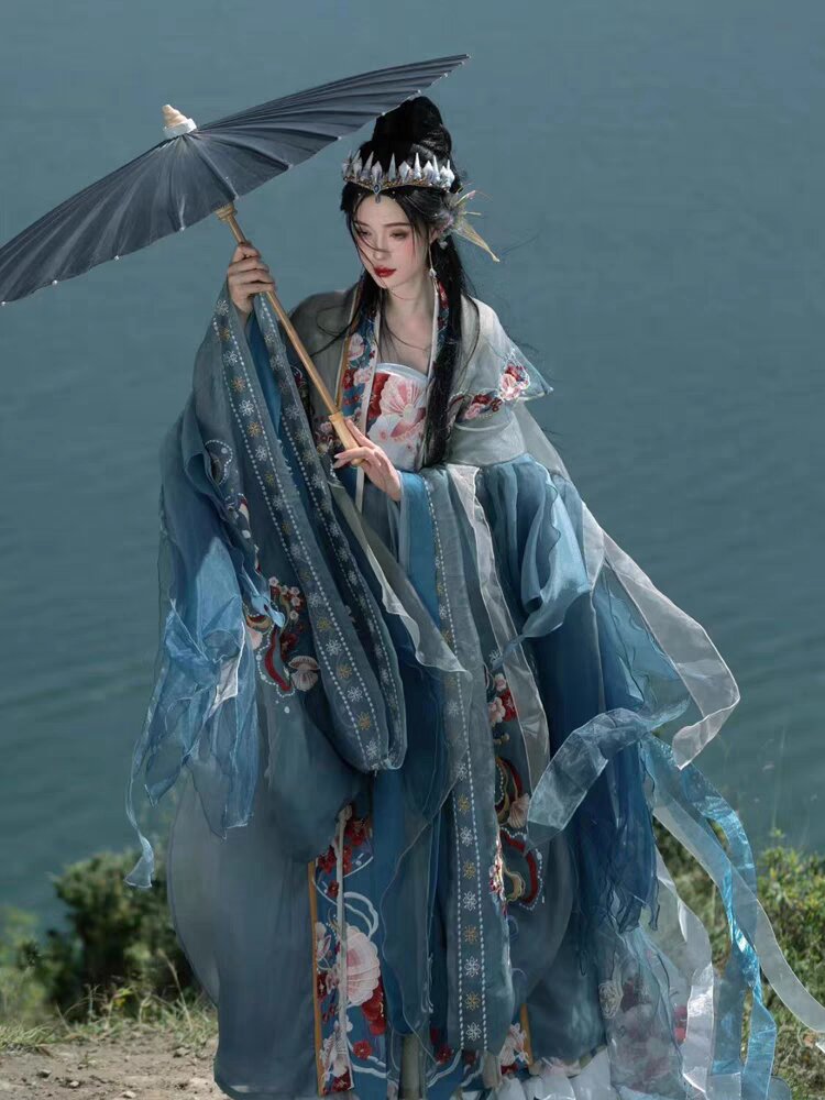Red彼岸花,汉服女子的绚烂之美 Red彼岸花,汉服女子的绚烂之美