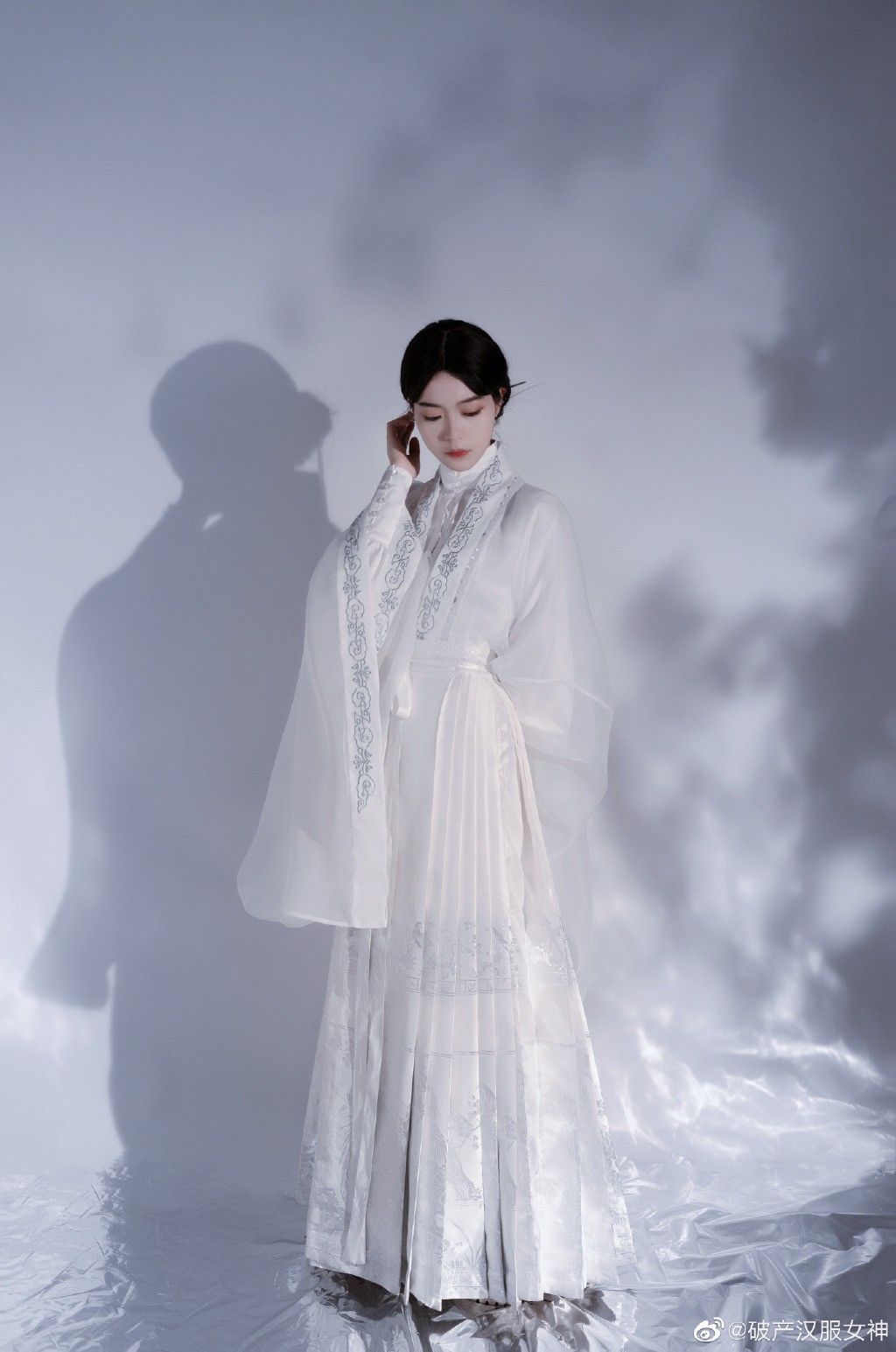 Luxurious New-Style Silk Velvet Cheongsam:A Blend of Tradition and Modern Elegance Luxurious New-Style Silk Velvet Cheongsam:A Blend of Tradition and Modern Elegance