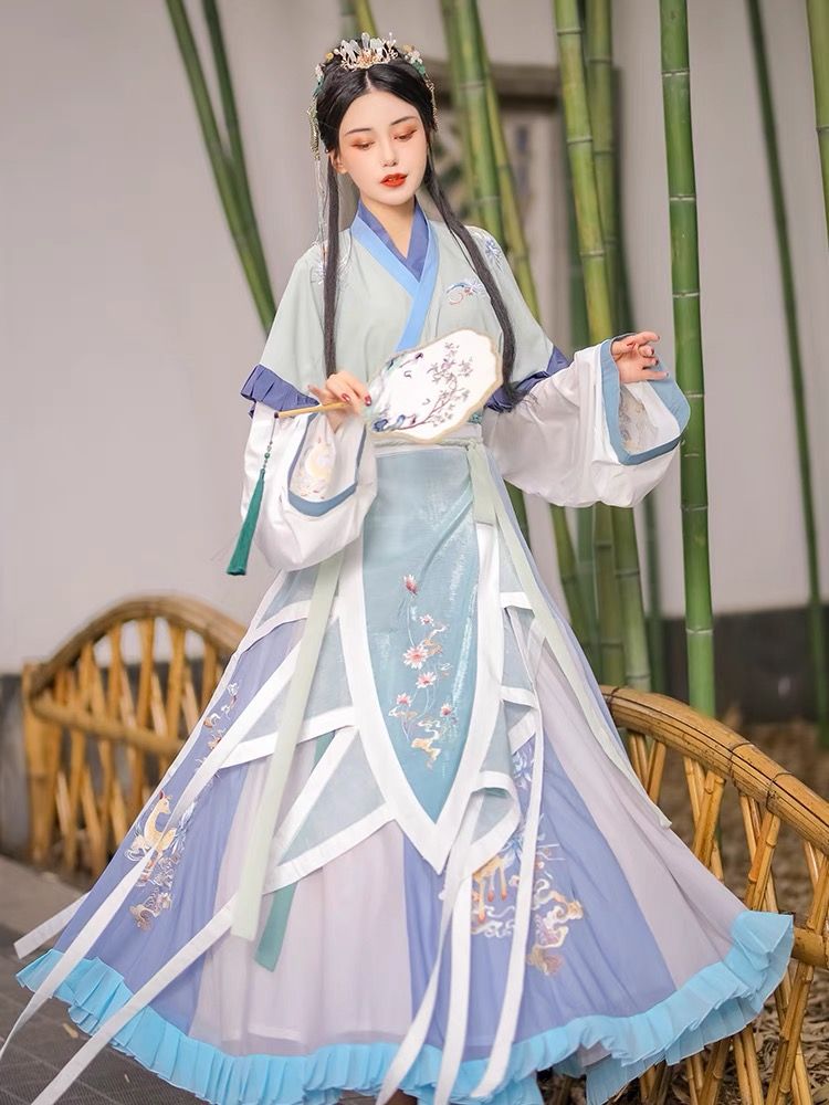The Splendid Tang-Style Hanfu Cheongsam with its Broken-Up Skirt
