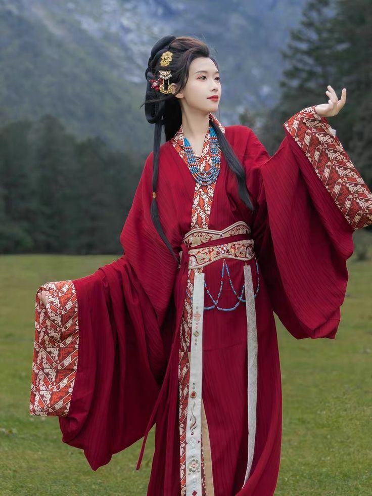 Petite Womens Tang-Style Hanfu Fashion:A Guide to Traditional Elegance Petite Womens Tang-Style Hanfu Fashion:A Guide to Traditional Elegance