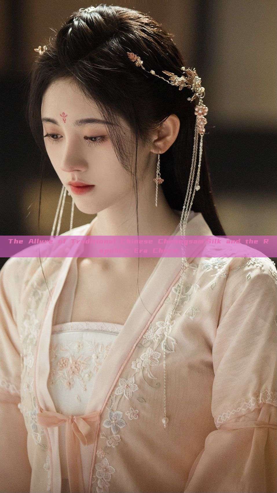 The Allure of Traditional Chinese Cheongsam:Silk and the Republic Era Charm The Allure of Traditional Chinese Cheongsam:Silk and the Republic Era Charm