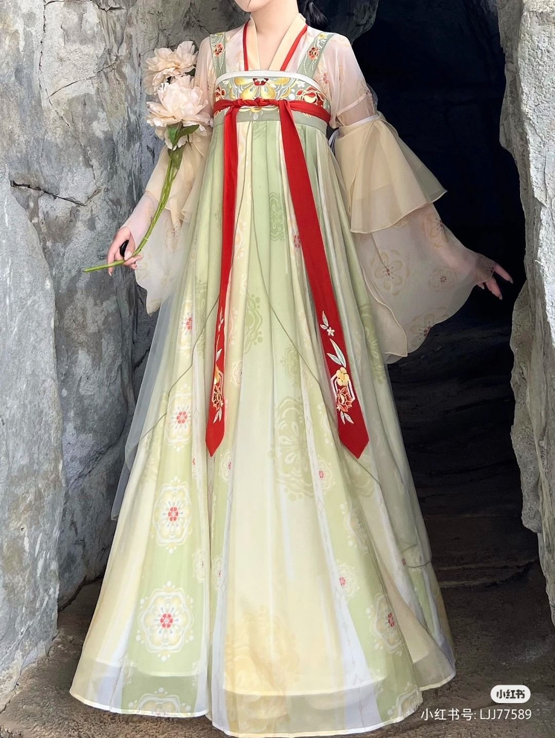 Traditional Chinese Womens Costume:The Beauty of Hanfu with Chinese Cultural Elements Traditional Chinese Womens Costume:The Beauty of Hanfu with Chinese Cultural Elements