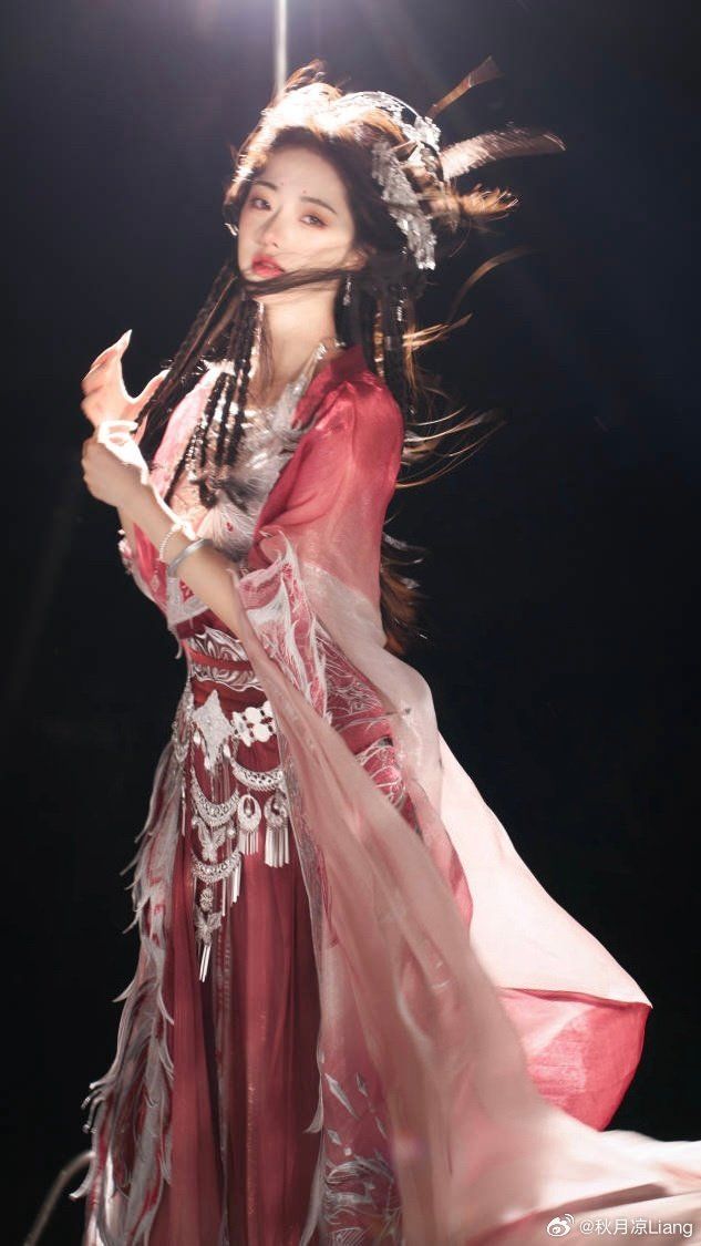 Winter Splendor:The Tang Princess in Hanfu Fashion Winter Splendor:The Tang Princess in Hanfu Fashion