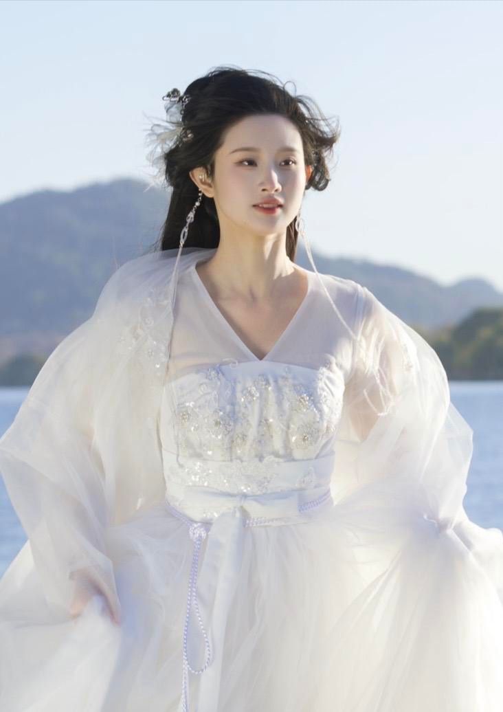 Elegant Hanfu Fans:Womens Tassel Accessories in Traditional Chinese Splendor Elegant Hanfu Fans:Womens Tassel Accessories in Traditional Chinese Splendor