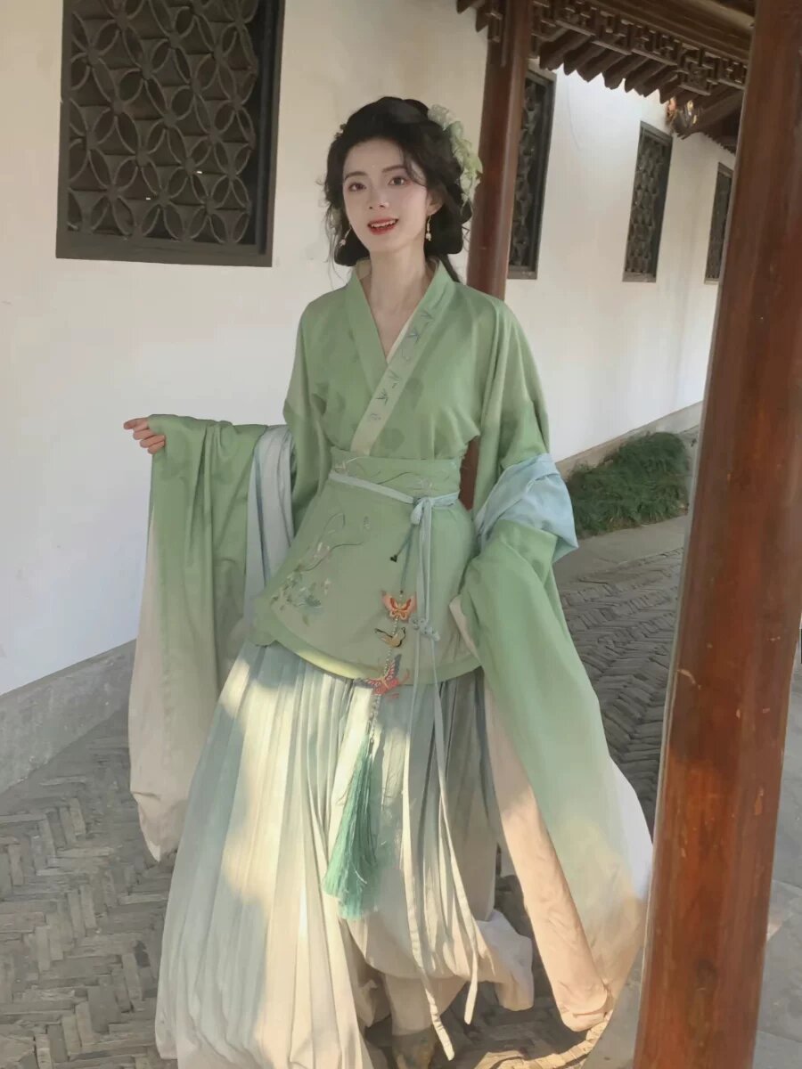 Embracing the New Chinese Chic:The Rise of Qipao in Modern轻奢高级感 Embracing the New Chinese Chic:The Rise of Qipao in Modern轻奢高级感