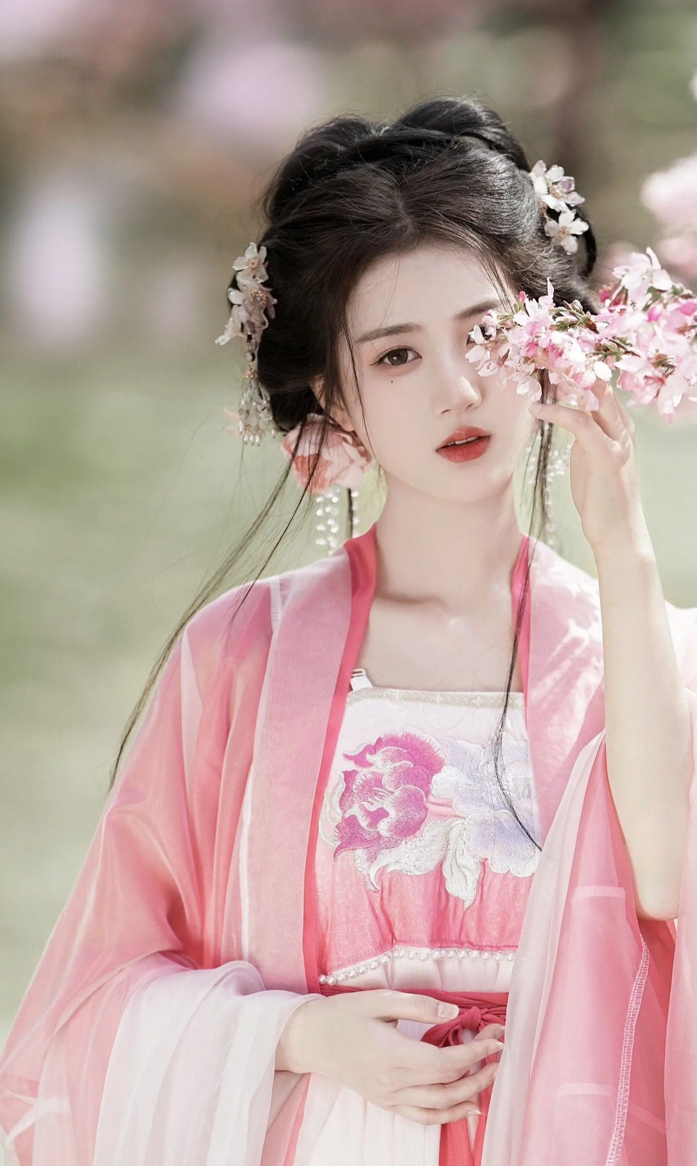 Embracing the Sweet and Cool:Modernized Cheongsam with a Fashion Forward Twist Embracing the Sweet and Cool:Modernized Cheongsam with a Fashion Forward Twist