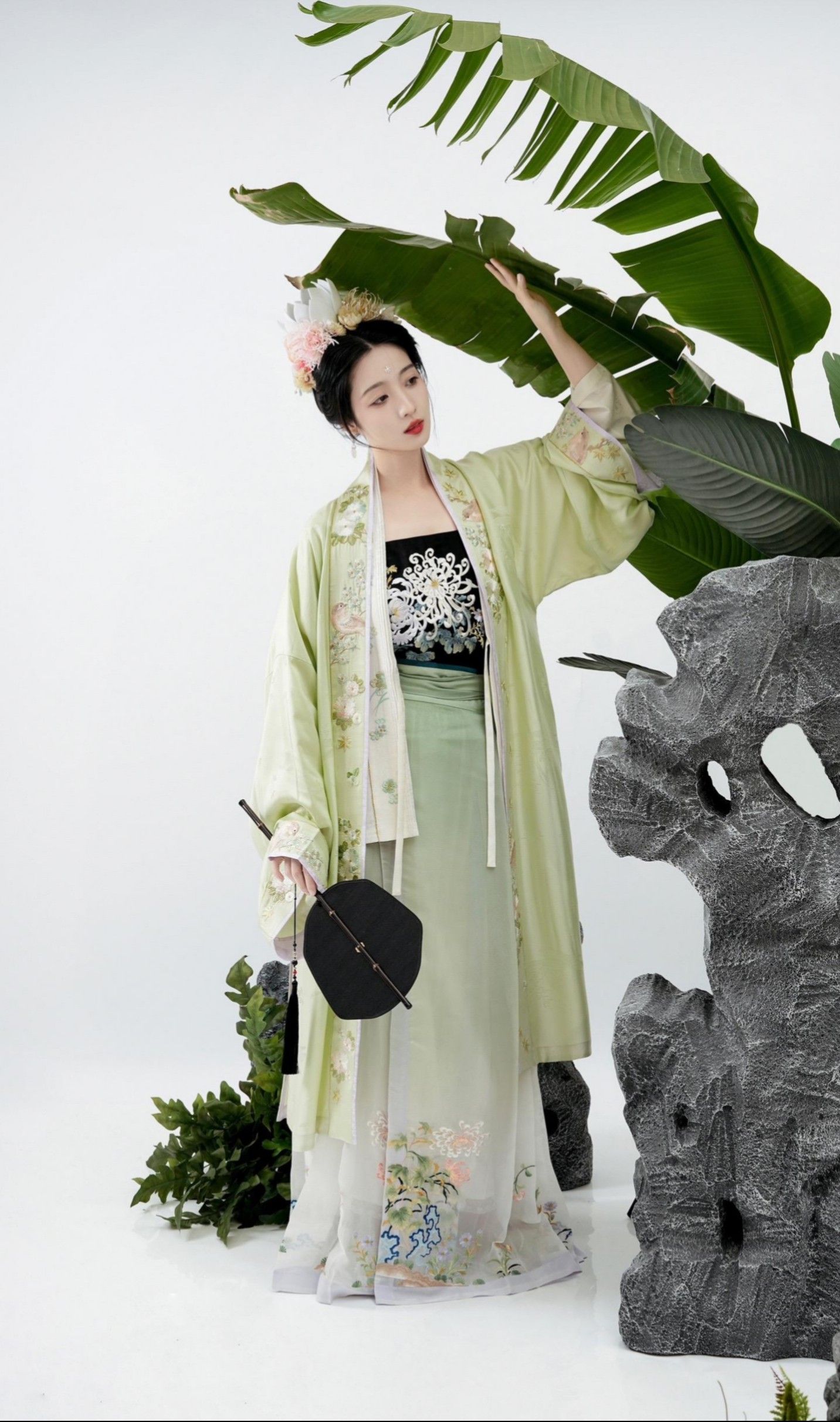 The Triumph of the Cheongsam:A Journey to Flag-Bearing Success The Triumph of the Cheongsam:A Journey to Flag-Bearing Success