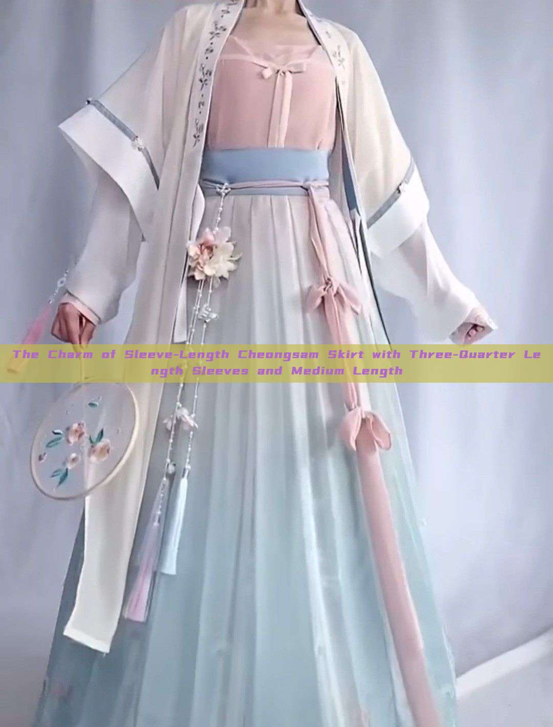 The Charm of Sleeve-Length Cheongsam Skirt with Three-Quarter Length Sleeves and Medium Length The Charm of Sleeve-Length Cheongsam Skirt with Three-Quarter Length Sleeves and Medium Length