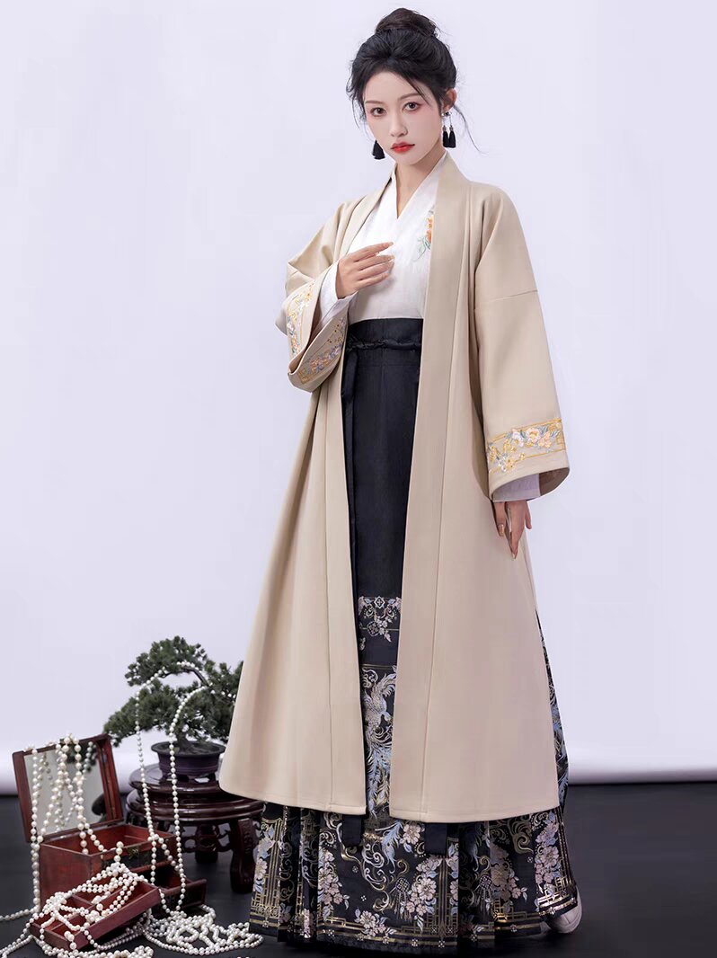 The U-Clip Hair Accessory in Hanfu Fashion:A Closer Look