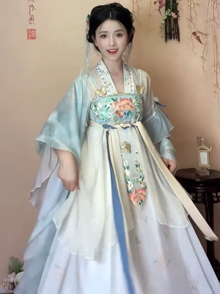 Modern Hanfu Fashion for Female College Students in Summer Modern Hanfu Fashion for Female College Students in Summer