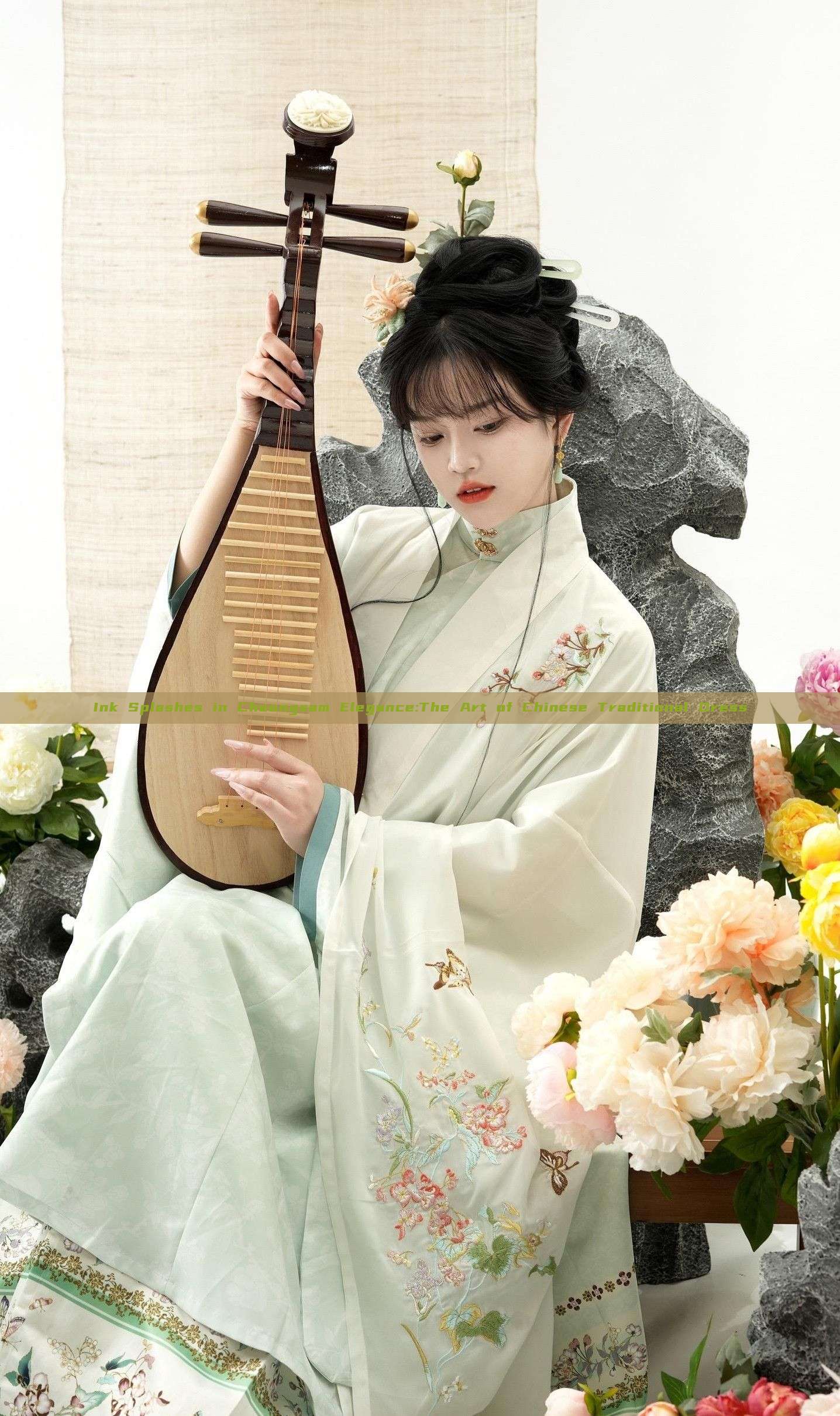 Ink Splashes in Cheongsam Elegance:The Art of Chinese Traditional Dress Ink Splashes in Cheongsam Elegance:The Art of Chinese Traditional Dress