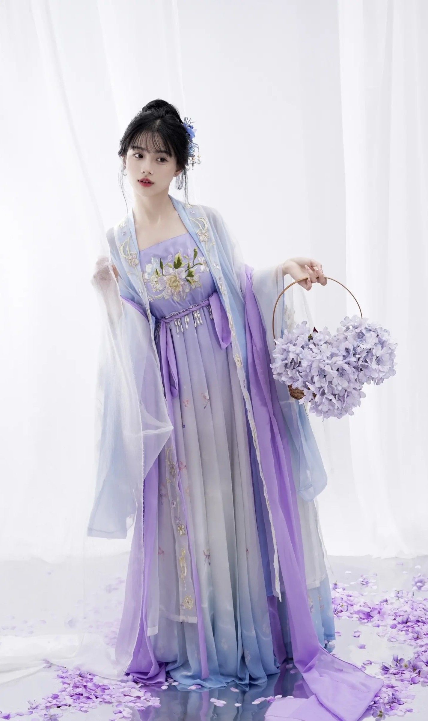 Reimagining the Cheongsam for Modern Toasts:A Call for Evolutionary Elegance Reimagining the Cheongsam for Modern Toasts:A Call for Evolutionary Elegance