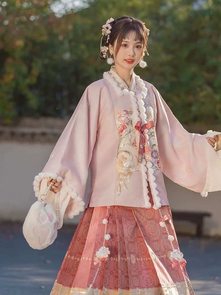 The Dominating High School Student in Traditional Hanfu Fashion The Dominating High School Student in Traditional Hanfu Fashion
