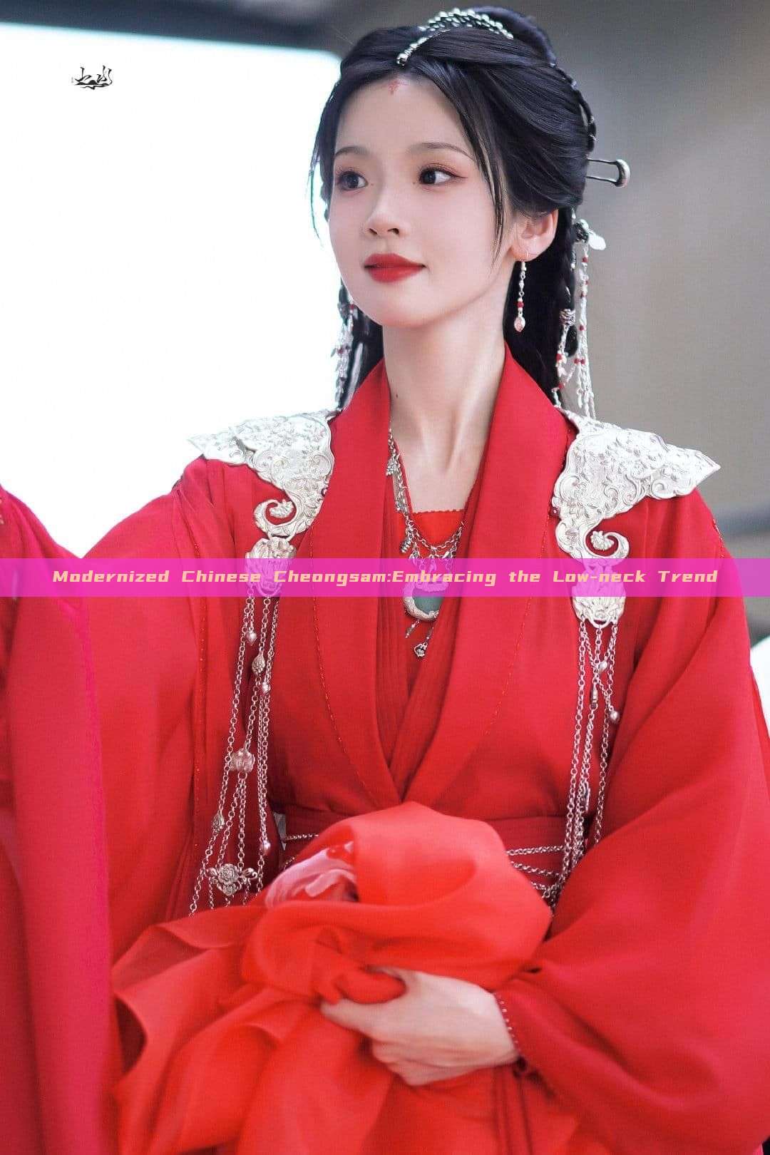 Modernized Chinese Cheongsam:Embracing the Low-neck Trend Modernized Chinese Cheongsam:Embracing the Low-neck Trend