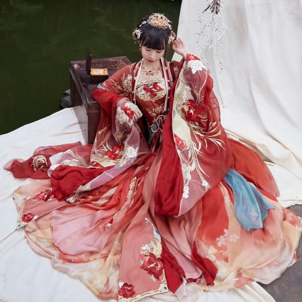 Reinventing the Aodi Cheongsam:An Updated Version of Traditional Elegance Reinventing the Aodi Cheongsam:An Updated Version of Traditional Elegance