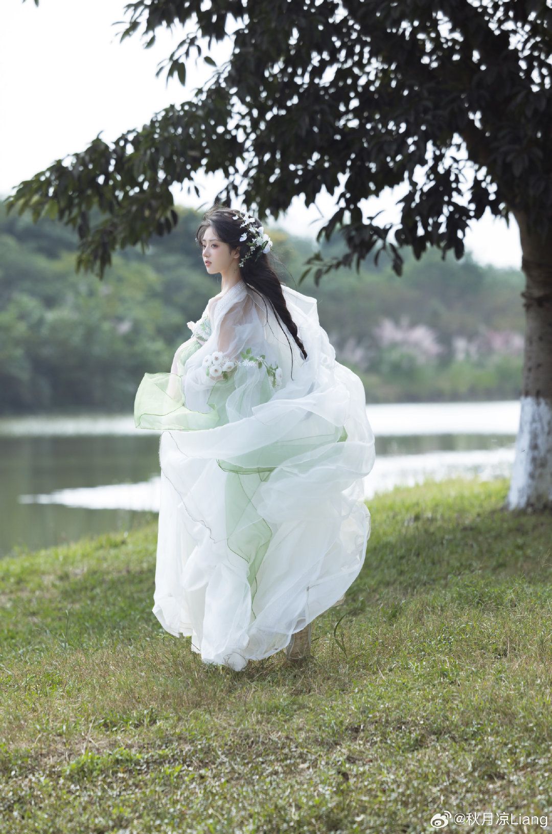 Hanfu Style:The Splendid Cloud-Breaking Fan of the Traditional Chinese Attire Hanfu Style:The Splendid Cloud-Breaking Fan of the Traditional Chinese Attire