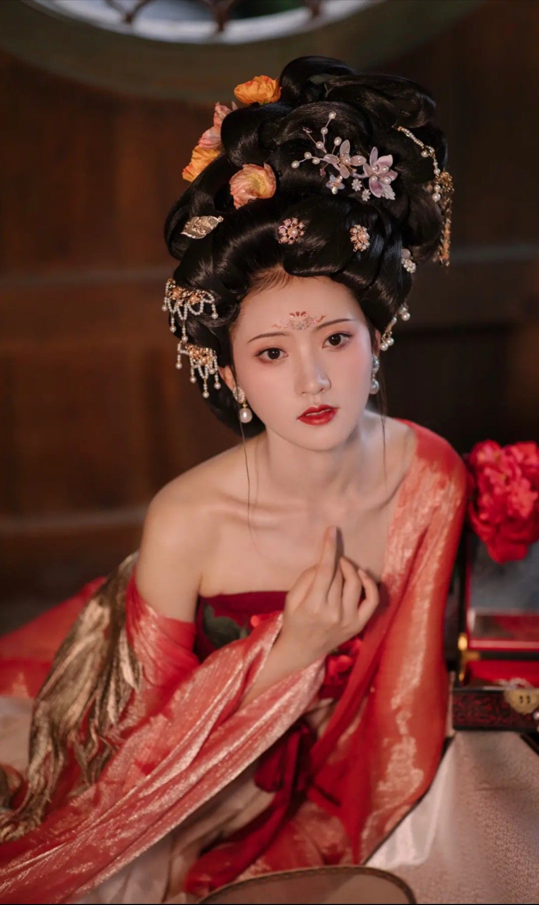 A枣红色旗袍上衣,A Blend of Tradition and Elegance A枣红色旗袍上衣,A Blend of Tradition and Elegance