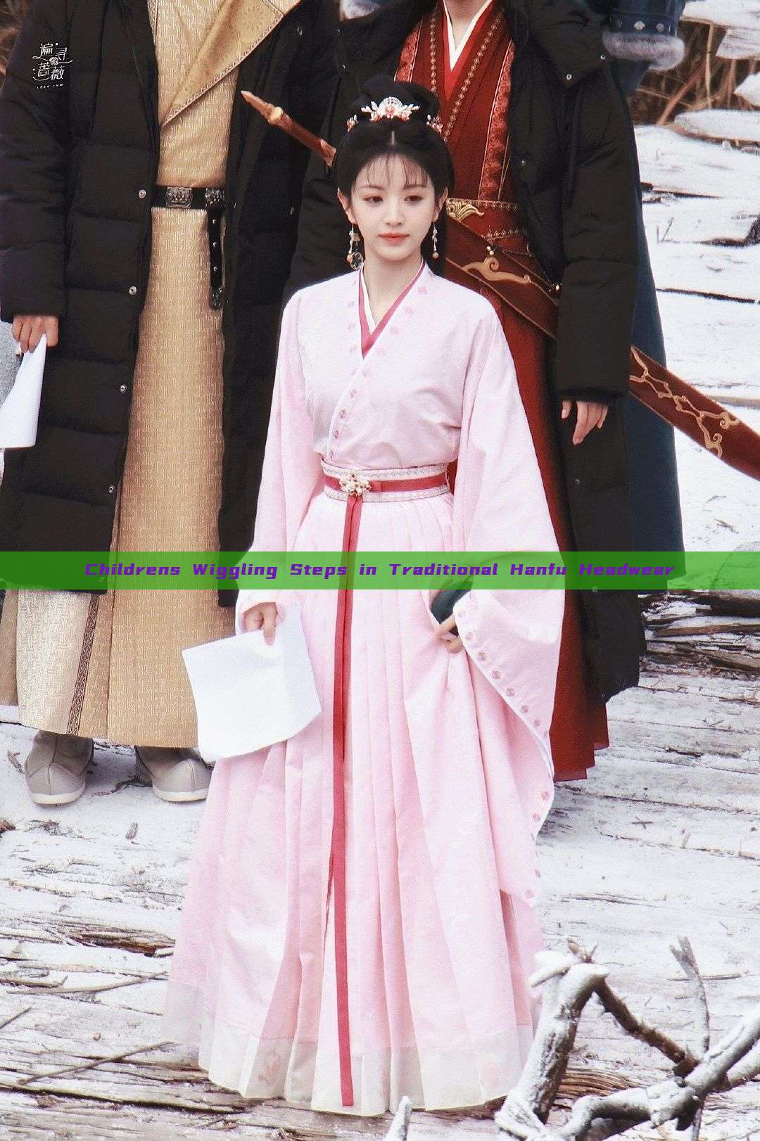 Childrens Wiggling Steps in Traditional Hanfu Headwear Childrens Wiggling Steps in Traditional Hanfu Headwear
