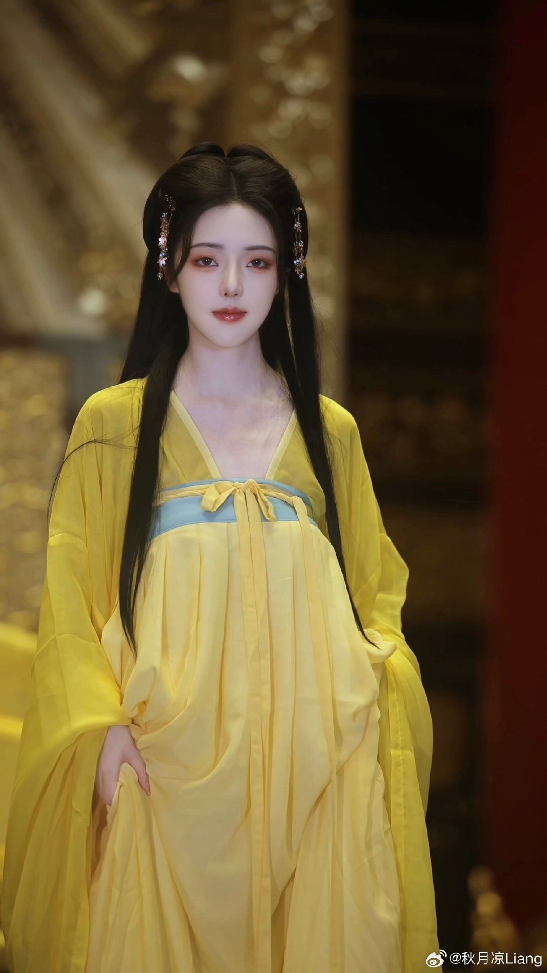 The Elegance of a White Cheongsam with Mid-Length Sleeves The Elegance of a White Cheongsam with Mid-Length Sleeves