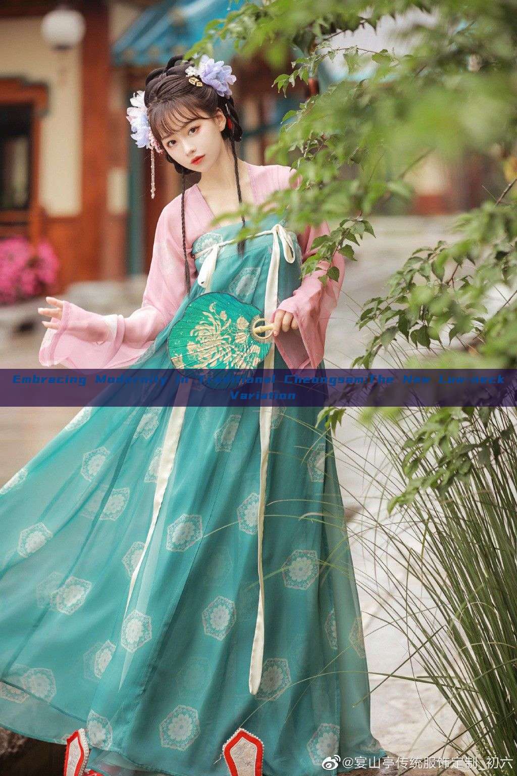 Embracing Modernity in Traditional Cheongsam:The New Low-neck Variation