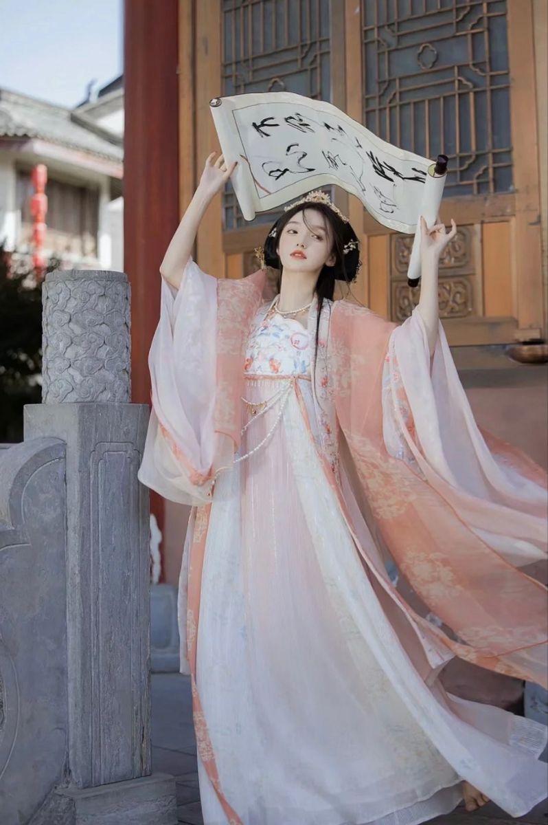 Elegant Display of Traditional Chinese Costume:Performing Arts of Hanfu for Young Girls Elegant Display of Traditional Chinese Costume:Performing Arts of Hanfu for Young Girls