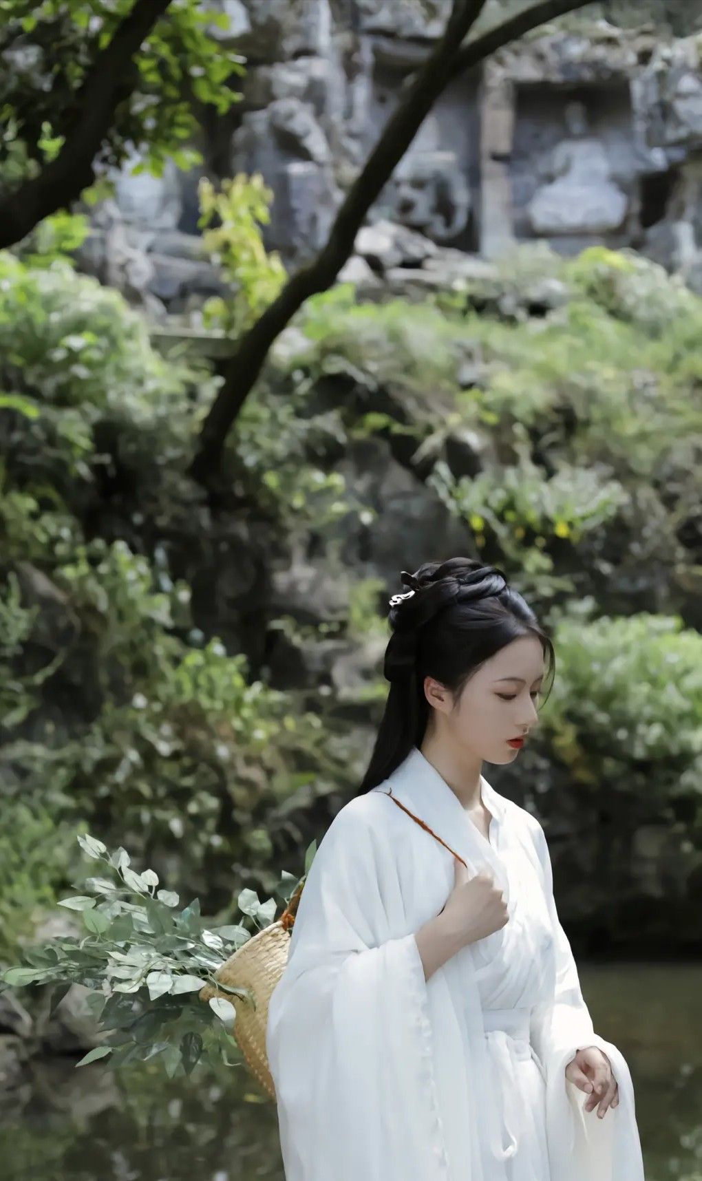 Children in Hanfu Outer Robe with a Layer of纱衣 纱衣的英文名称可能为Silk Veil或Thin Silk Cloth)