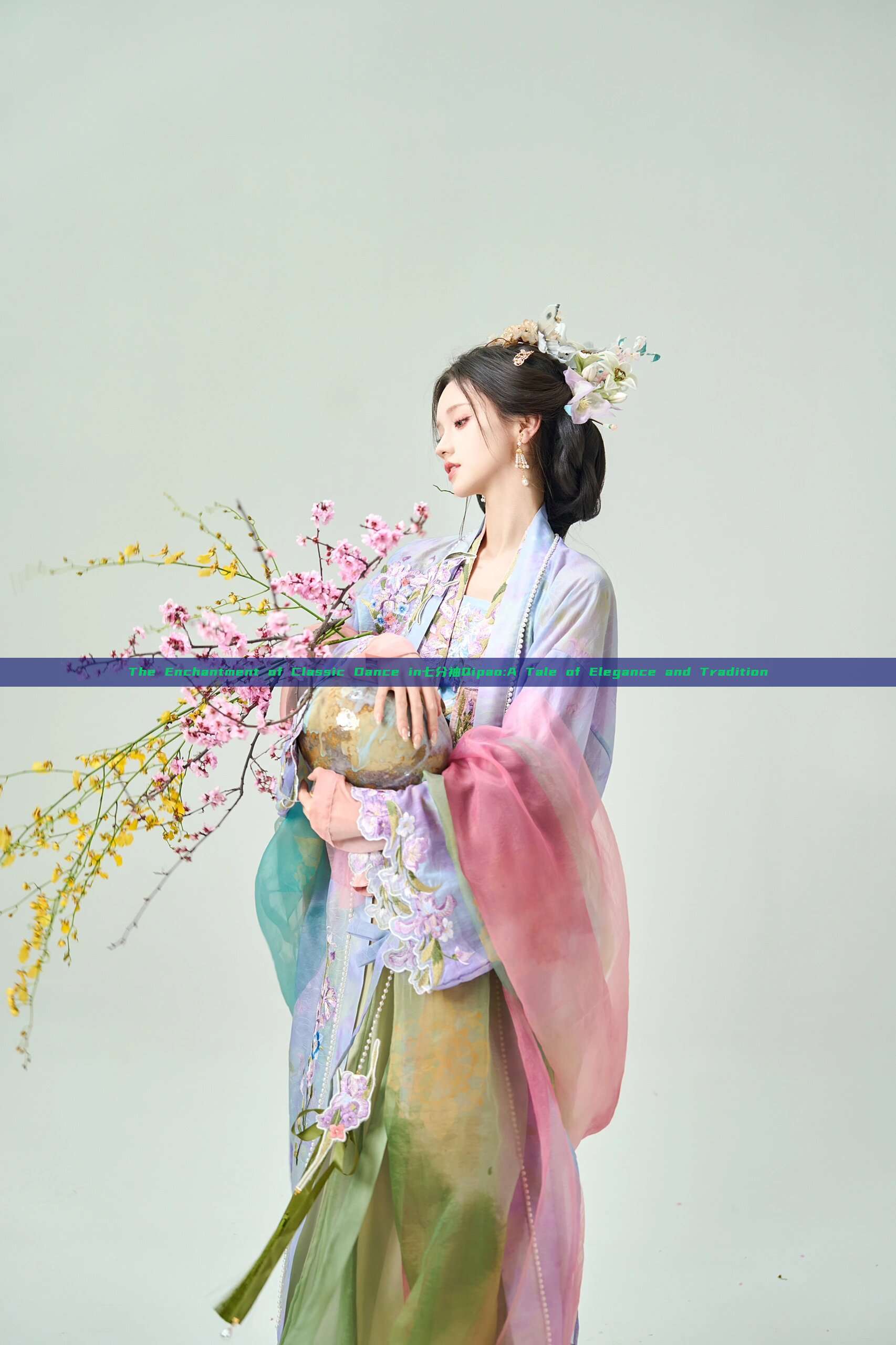 The Enchantment of Classic Dance in七分袖Qipao:A Tale of Elegance and Tradition The Enchantment of Classic Dance in七分袖Qipao:A Tale of Elegance and Tradition