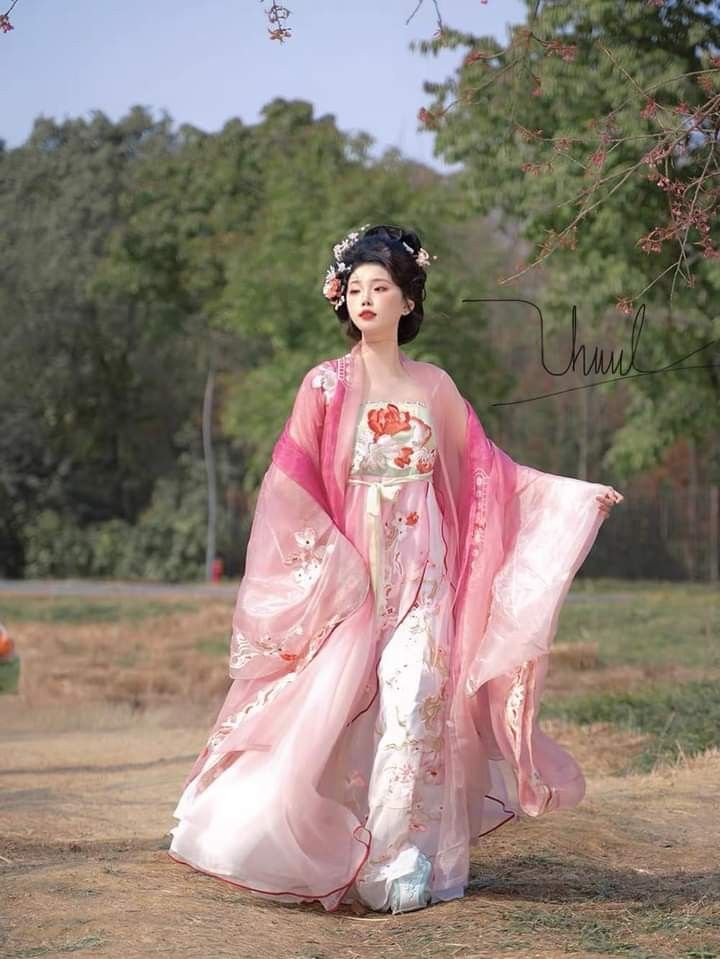 The Engagement of a Sleeveless Cheongsam Lady The Engagement of a Sleeveless Cheongsam Lady