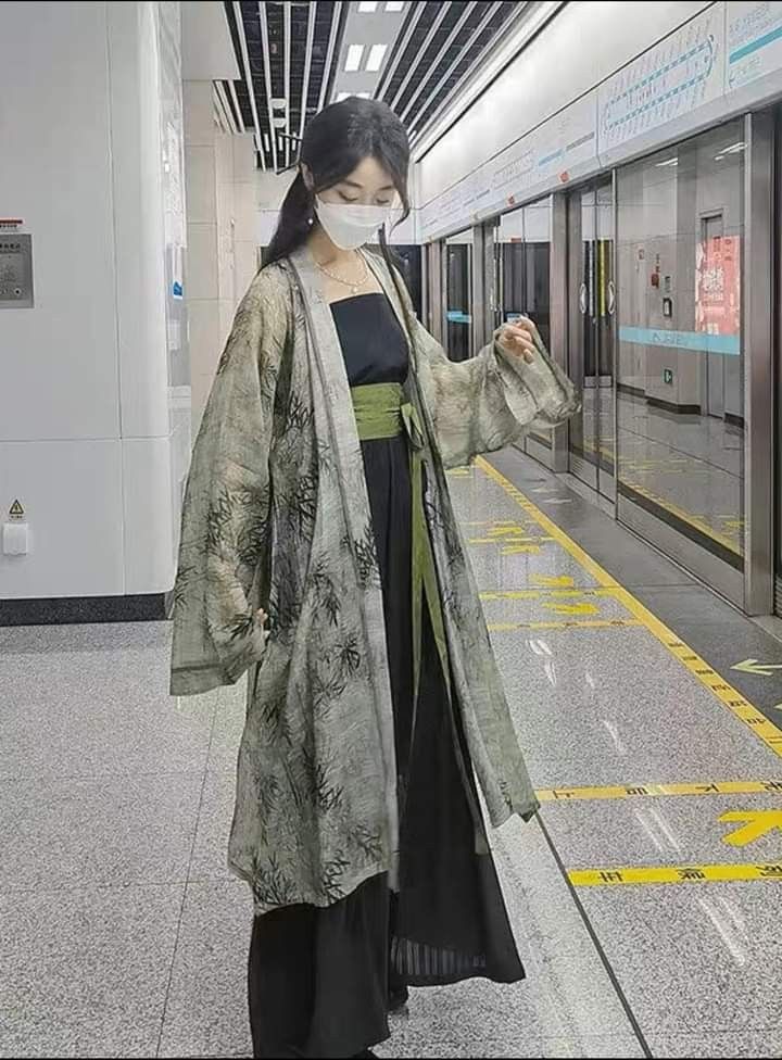 Chic and Traditional:The Girl in Tang-Style Chinese Fashion