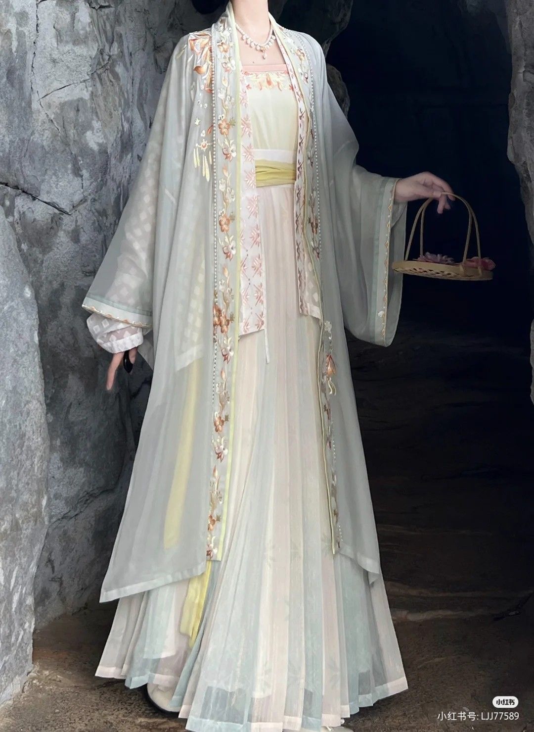 The Evolution of the Horseface Skirt and Academic Robes:A Journey Through Time