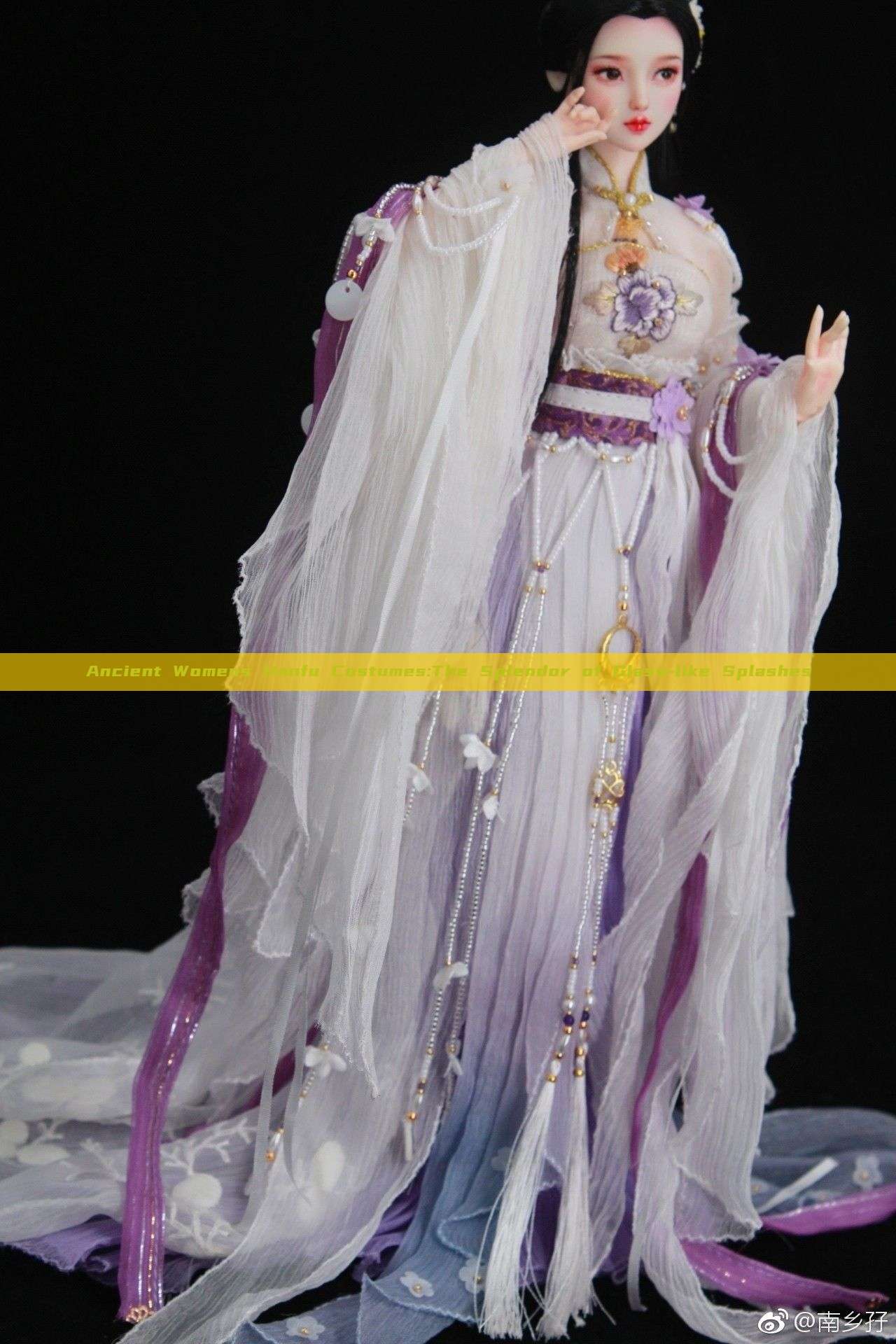 Ancient Womens Hanfu Costumes:The Splendor of Glass-like Splashes