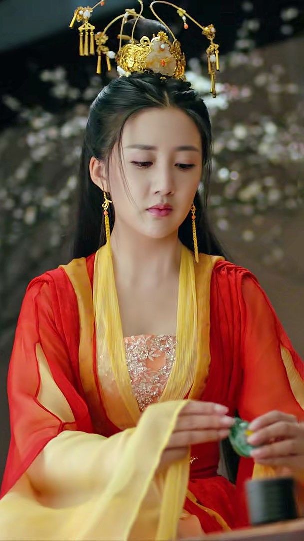 Traditional Tang Suit and Childrens Scarf:A Cultural Blend Traditional Tang Suit and Childrens Scarf:A Cultural Blend