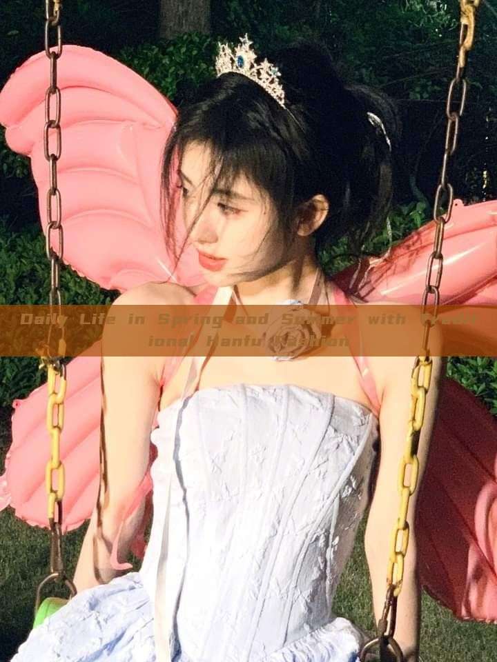 Daily Life in Spring and Summer with Traditional Hanfu Fashion