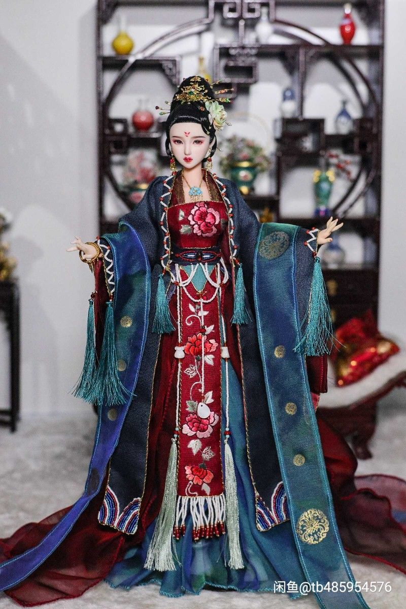 The Splendor of Jade Emperor Baoyu in Traditional Hanfu Clothing The Splendor of Jade Emperor Baoyu in Traditional Hanfu Clothing