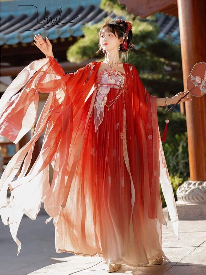 Xuan Lus Hanfu Fashion:A Closer Look into the Traditional Chinese Beauty Xuan Lus Hanfu Fashion:A Closer Look into the Traditional Chinese Beauty