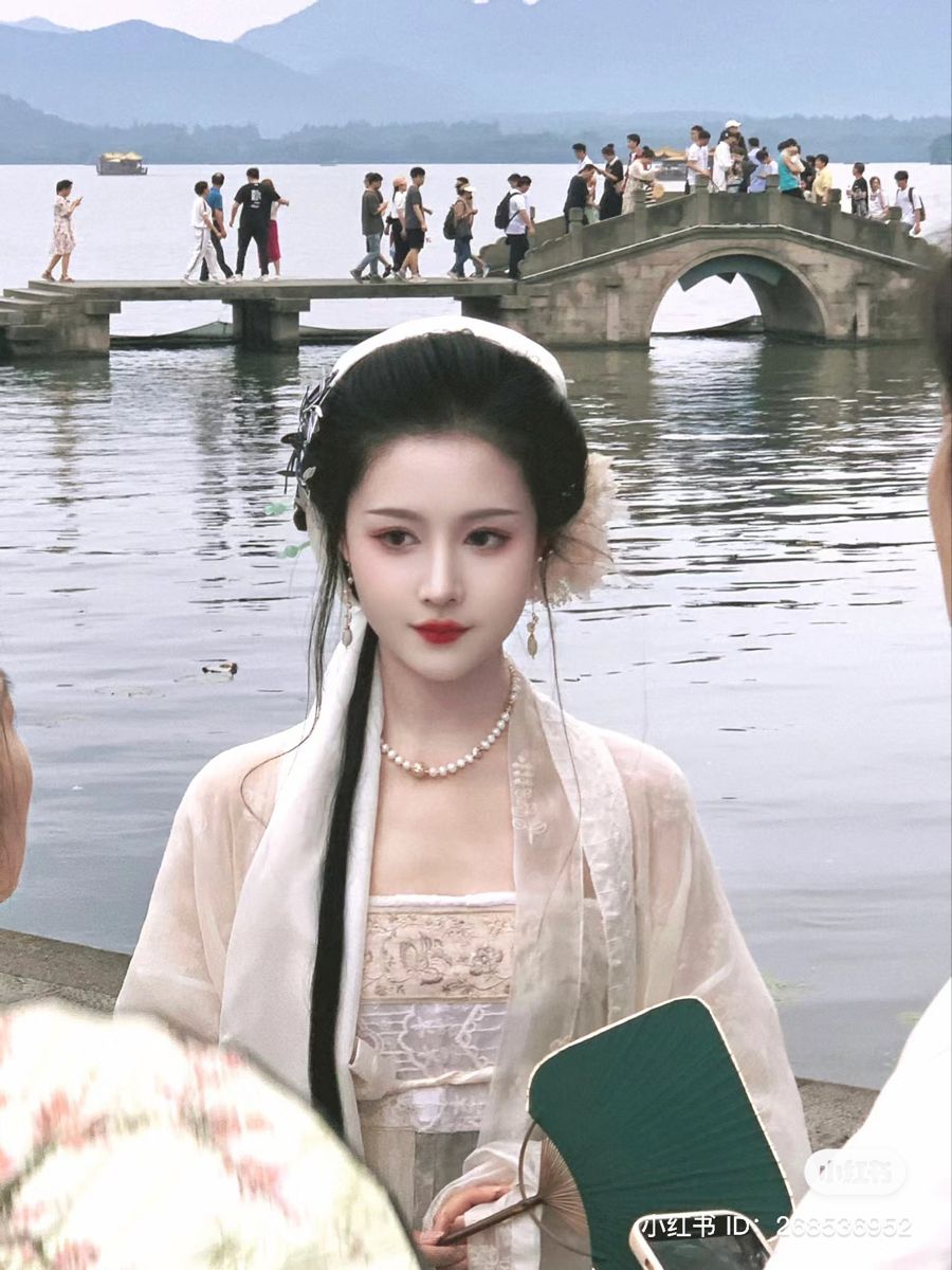 The Enchantment of Hanfu Outerwear:Chiffon Robes in Snowy Elegance The Enchantment of Hanfu Outerwear:Chiffon Robes in Snowy Elegance