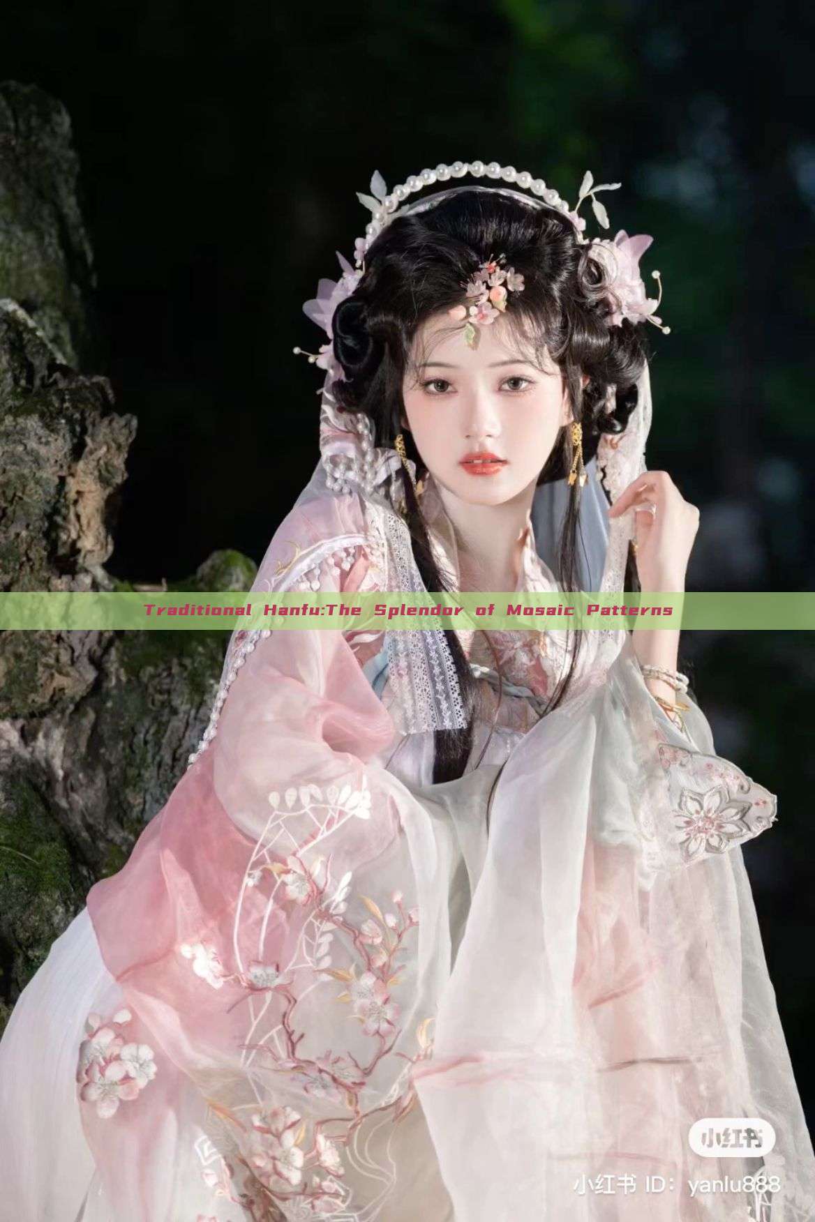 Traditional Hanfu:The Splendor of Mosaic Patterns Traditional Hanfu:The Splendor of Mosaic Patterns