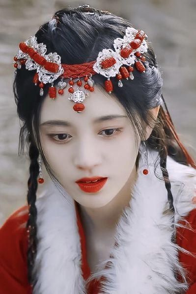 The Stylish Ming-Style Hanfu Look with Short Horseback Skirt The Stylish Ming-Style Hanfu Look with Short Horseback Skirt