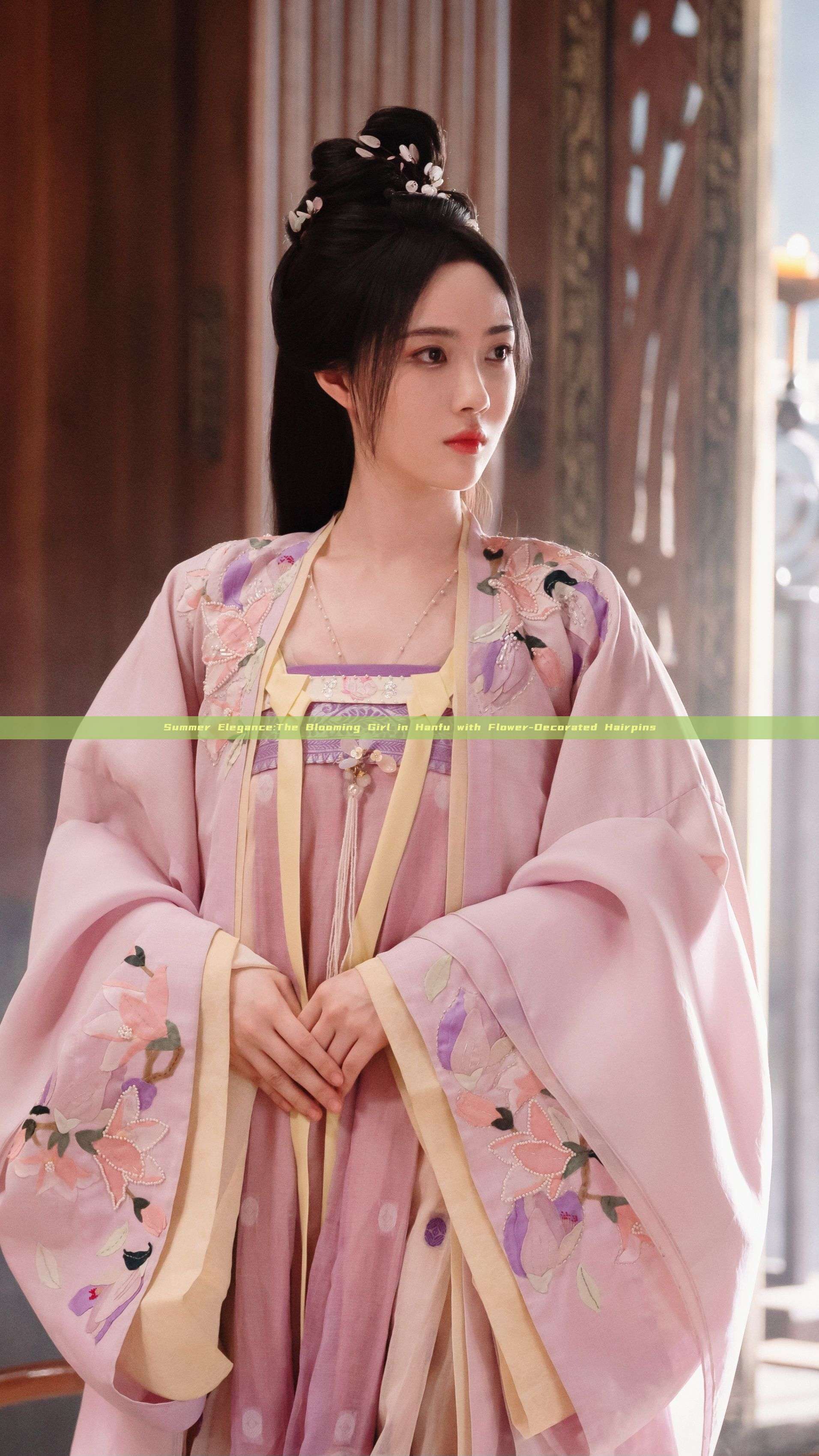 Summer Elegance:The Blooming Girl in Hanfu with Flower-Decorated Hairpins Summer Elegance:The Blooming Girl in Hanfu with Flower-Decorated Hairpins