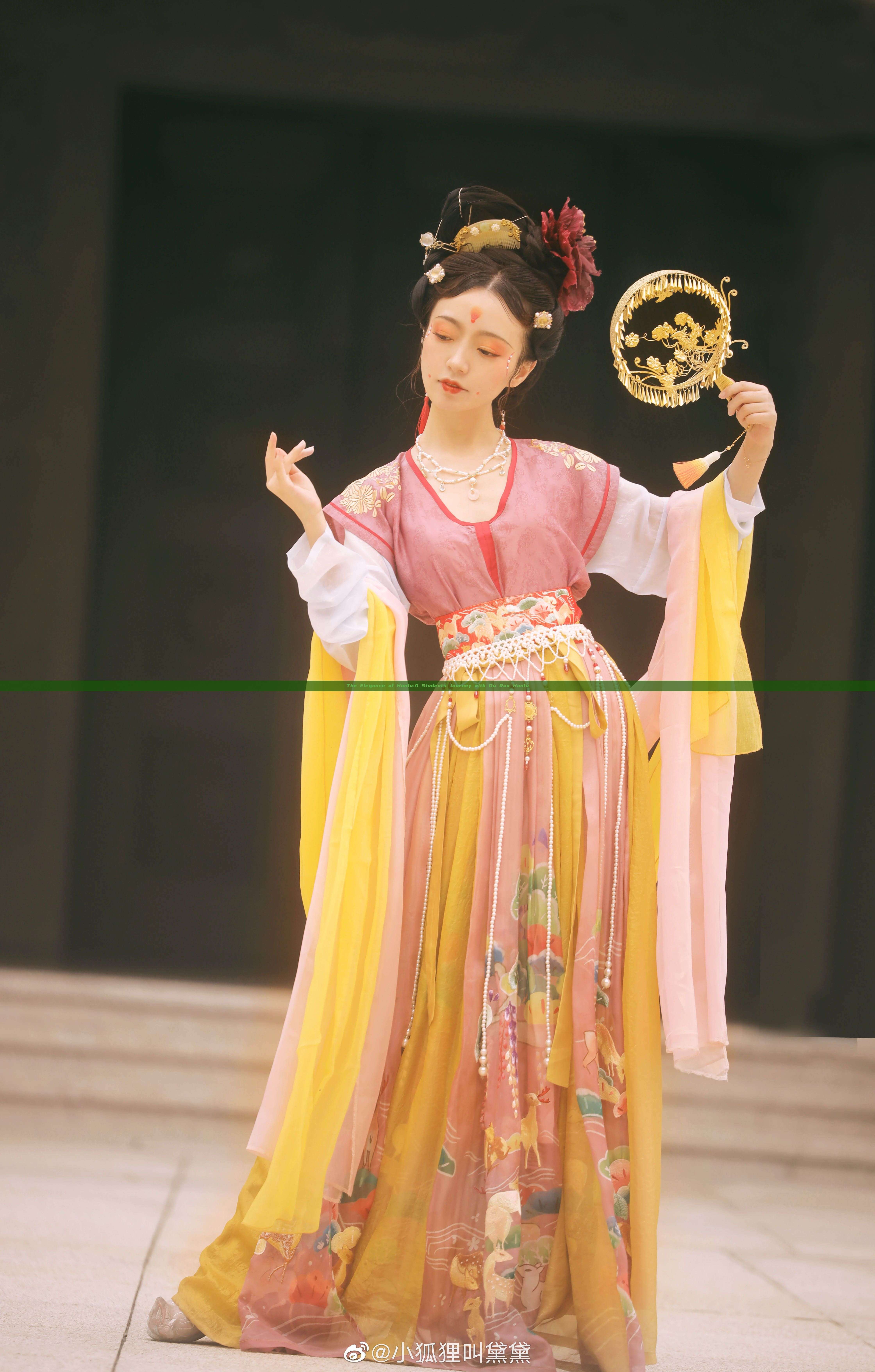 The Elegance of Hanfu:A Students Journey with Du Ruo Hanfu The Elegance of Hanfu:A Students Journey with Du Ruo Hanfu